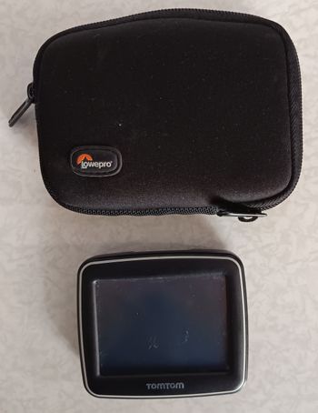 GPS TomTom Modèle 1EX00 fourni avec une sacoche