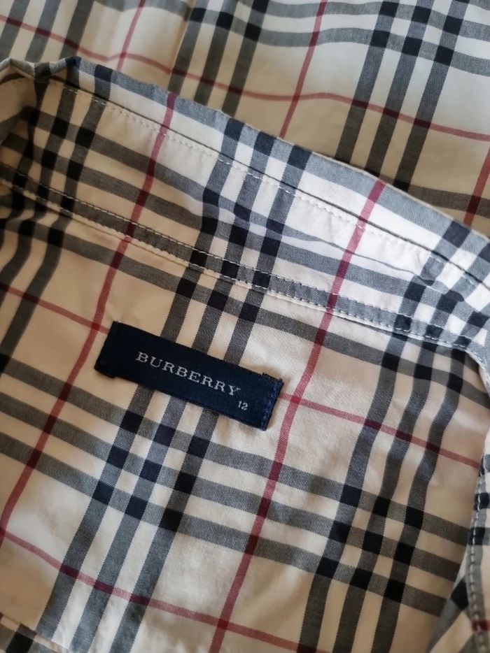 Chemise ML 
Burberry authentique 
Taille 12 ans 
Joli tartan
Très bon état - photo numéro 3