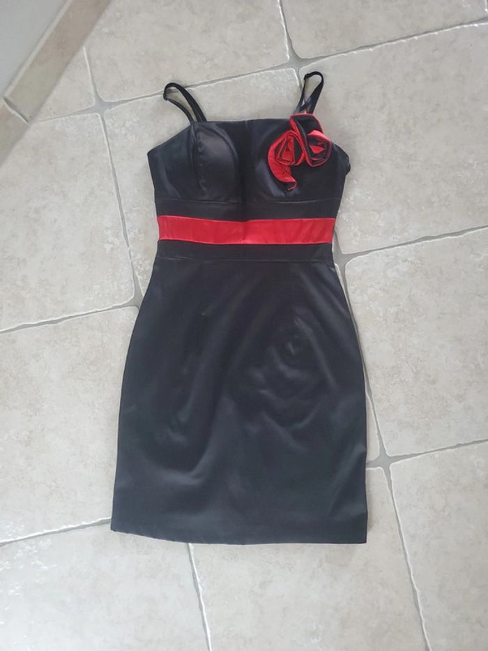 Robe noire avec effet satiné