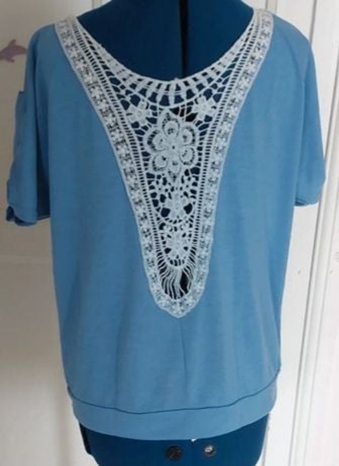 Tee shirt bleu avec dos dentelle