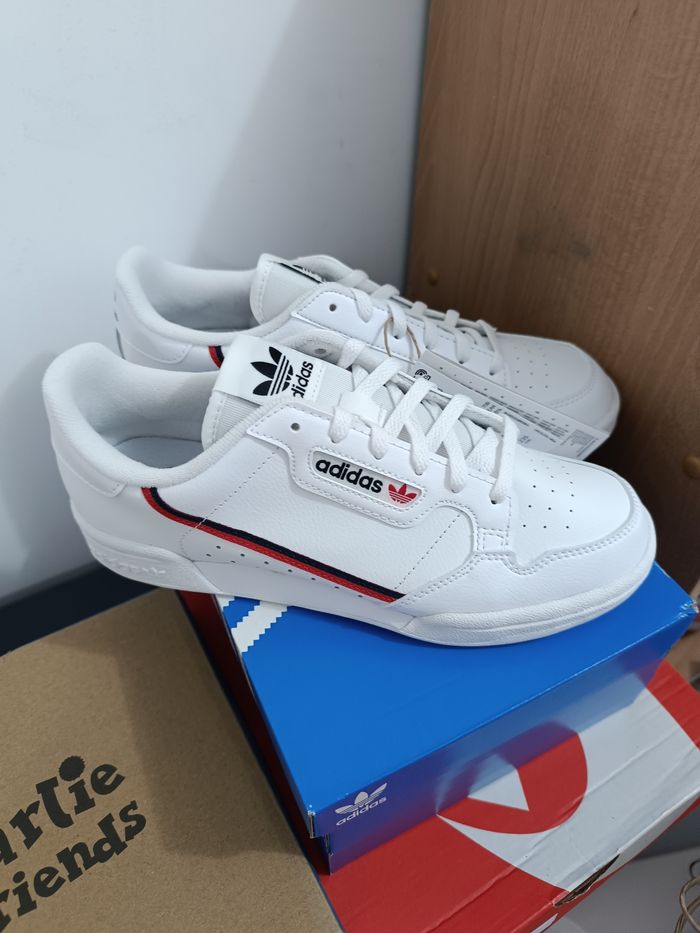 Basket adidas femme neuf avec étiquette (70€