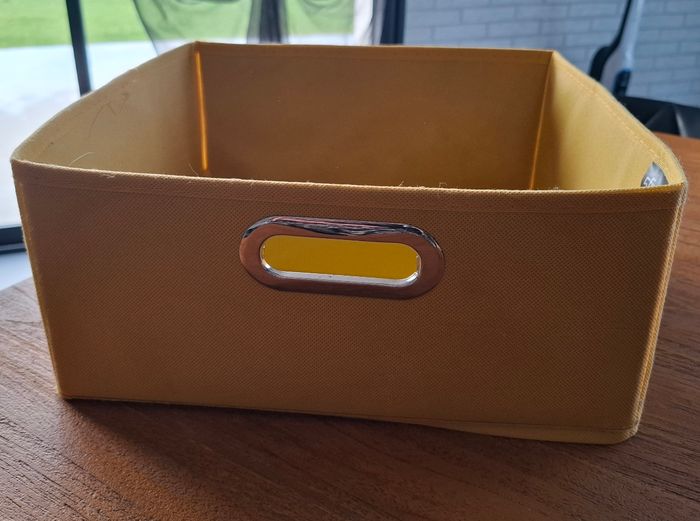 Panier de rangement jaune avec poignées