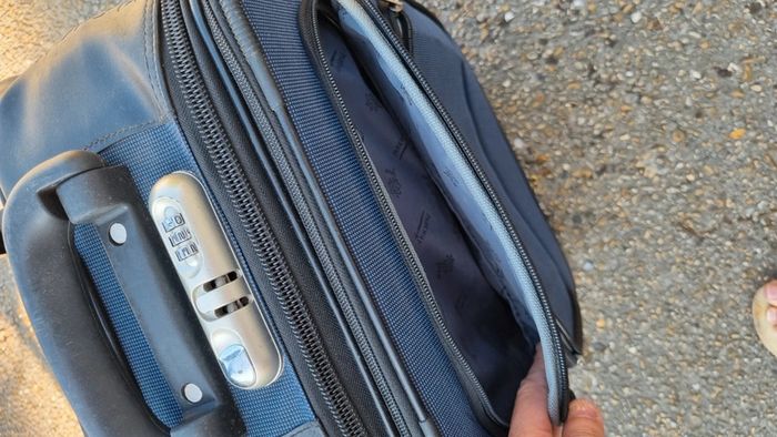 Valise à roulettes bleu à code sécurité et soufflet en plus - photo numéro 6