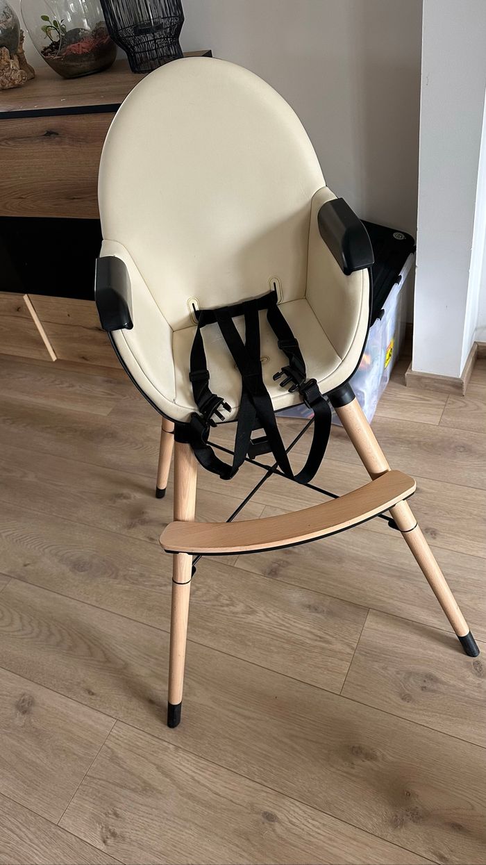 Chaise haute bébé, bois design avec harnais–remise en main, propre uniquement–très bon état - photo numéro 3