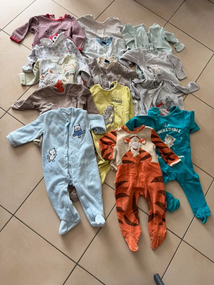 Lot de 14 pyjamas une pièce