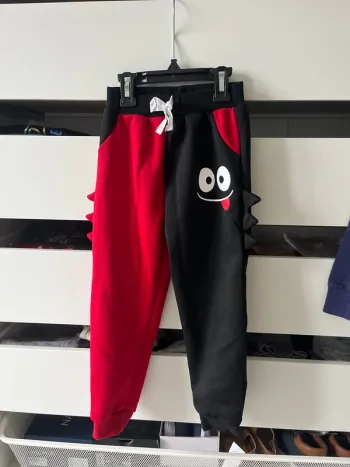 Jogging rouge et noir 6 ans