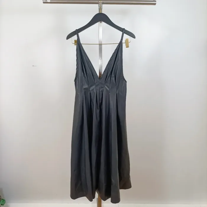 Robe NA-KD noire effet cuir décolleté plongeant V-shape, dos nu, effet cuir taille 38 A1237