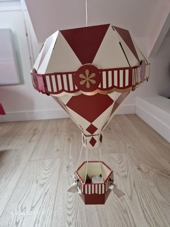 Décoration montgolfière en carton rigide blanc rouge doré
