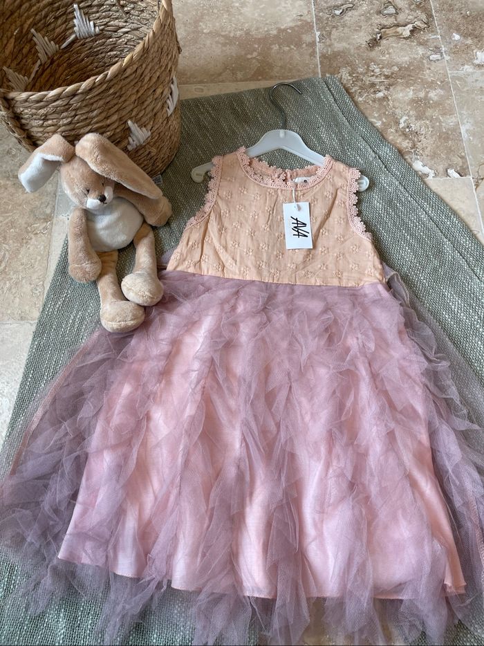 Magnifique robe  neuve avec étiquette, parfaite pour les fêtes, anniversaires ou occasions spéciales.