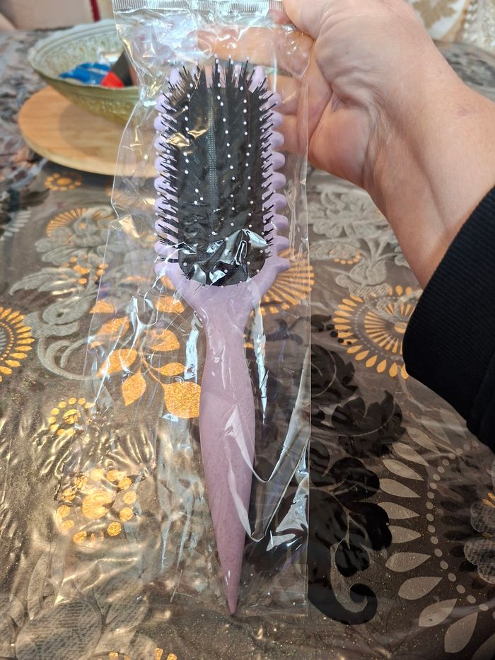 Brosse a cheveux violette neuve prix 2 euro 50