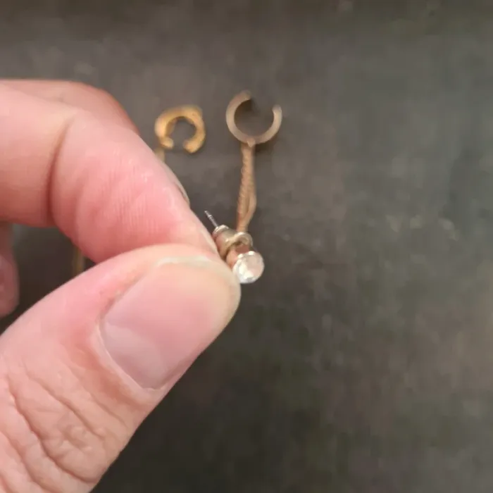 Bagues d'oreille avec chaine neuves - photo numéro 2