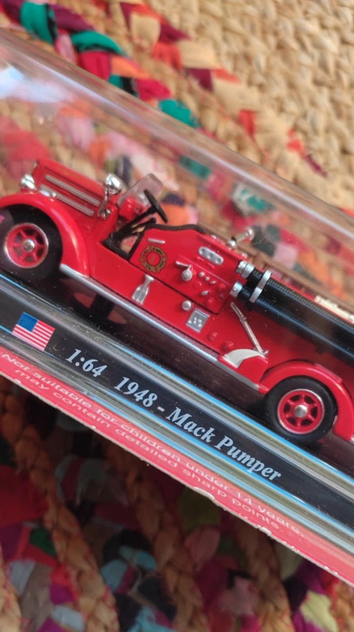 Camion de Pompier de Collection 1948 Mack Pumper - photo numéro 3