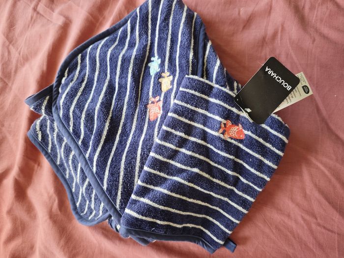 CAPE DE BAIN BÉBÉ ET GANT BOUCHARA
Rayé bleu blanc. NEUF