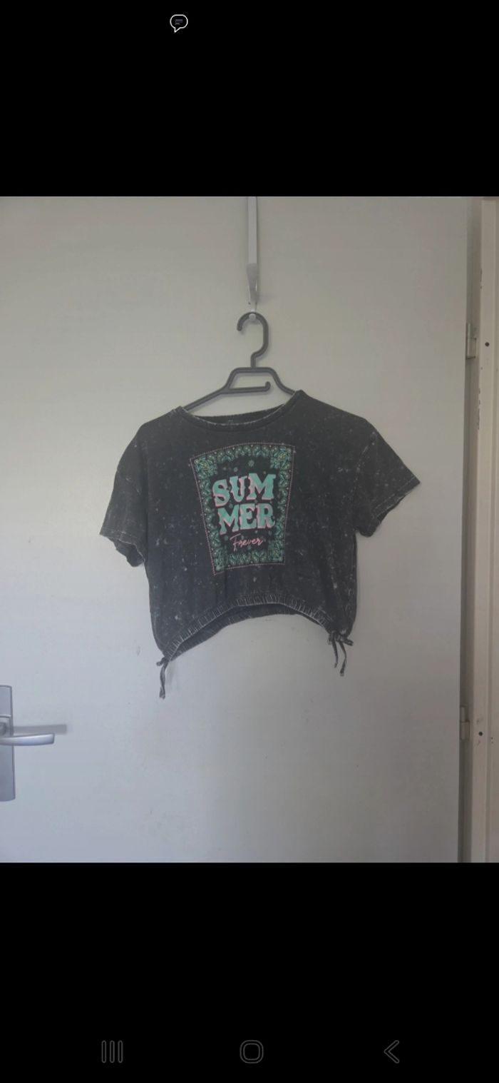 Tee-shirt gris/noir avec motifs et petits nœuds sur les côtés - photo numéro 4