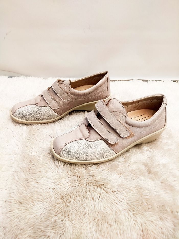 Très jolie paire de chaussures à scratch de la marque podowell taille 38 neuve