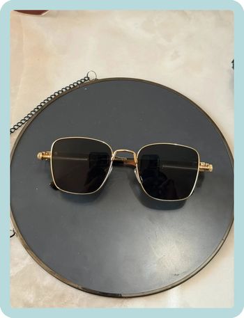 Lunette de soleil noire dorée
