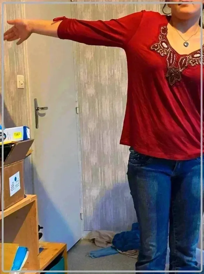 Tres  jolie  t  shirt  encolure perle taille  40 - photo numéro 2