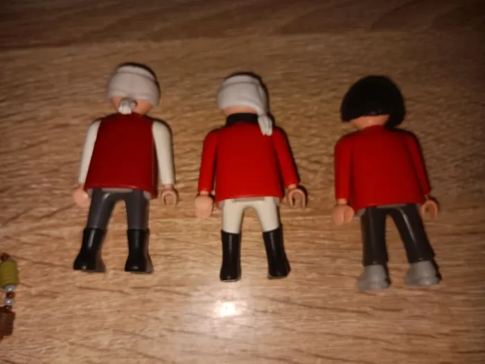 Figurines Playmobil anciens, tenues historiques rouges - photo numéro 2
