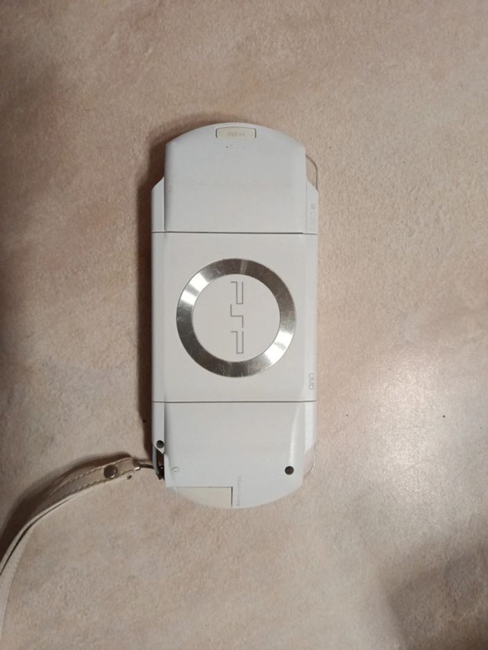 PSP blanche avec câble et 6 jeux - photo numéro 7