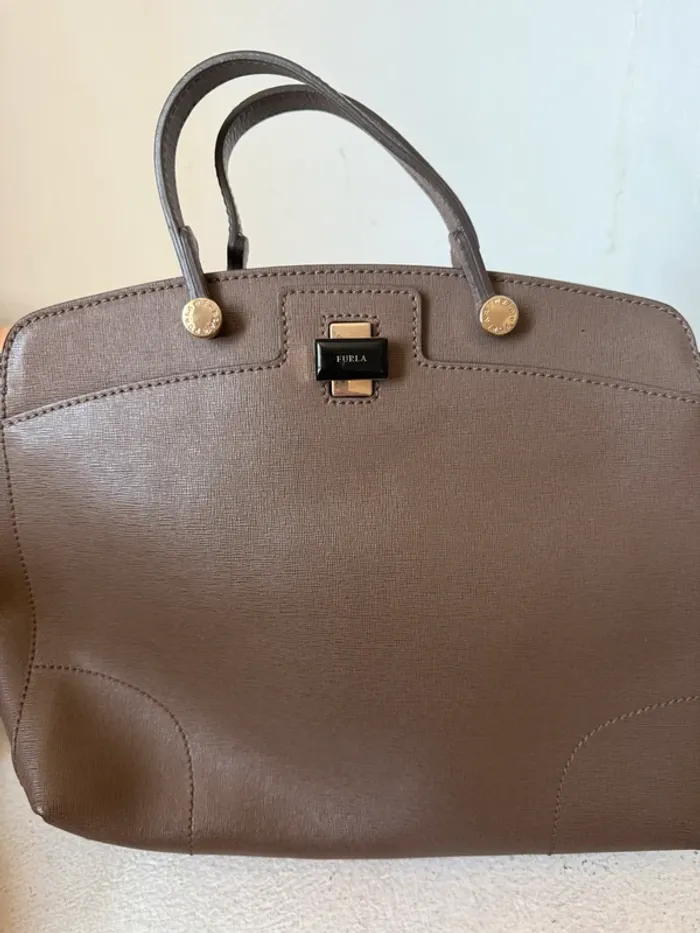 Sac Furla Cuir Taupe – Excellent État – Avec Bandoulière et Cadenas - photo numéro 2