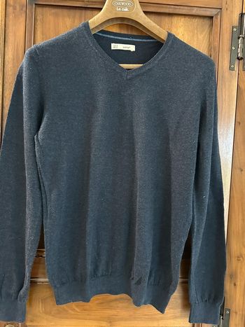 Pull bleu col V de la marque Celio Taille M