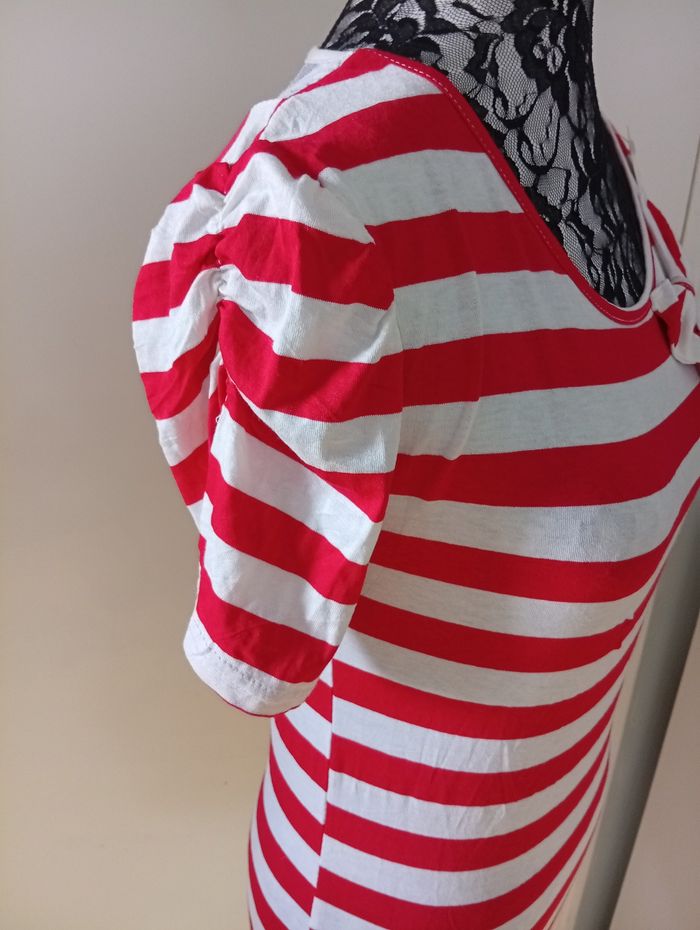 Joli tee-shirt avec p'tite dentelle à l' arrière - photo numéro 3