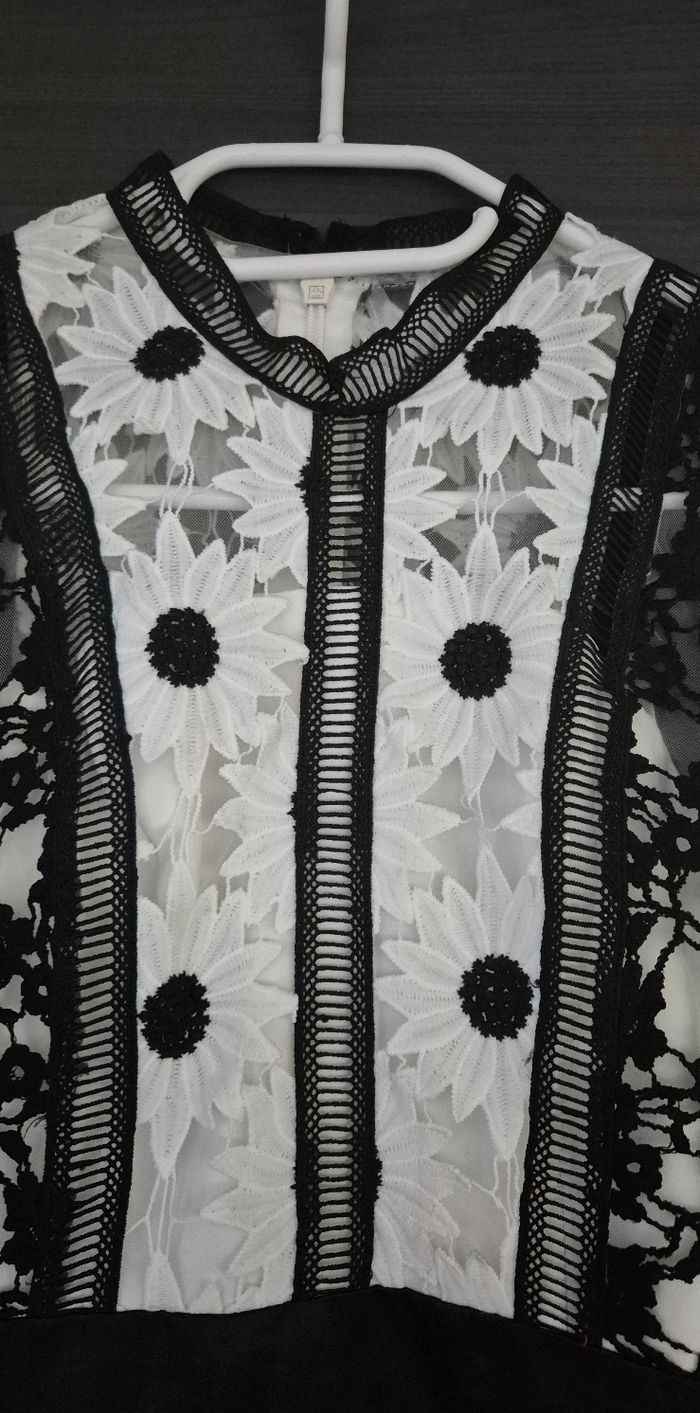 Robe en dentelle Chi Chi London T.XS - photo numéro 3
