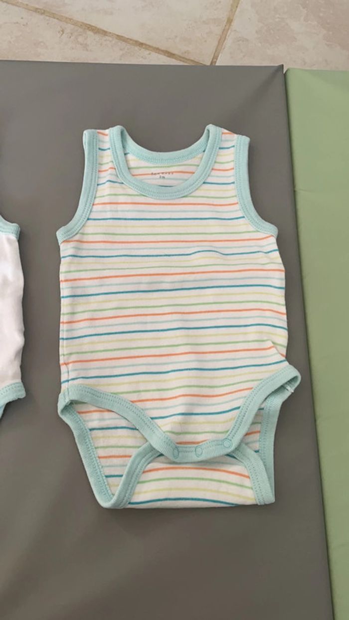 Lot bodies sans manche 3 mois - photo numéro 2