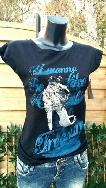 Tee-shirt noir motifs escarpins orné de strass Fabrication Italienne de chez Latte & Miele