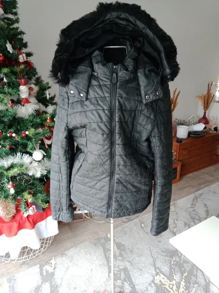 Blouson matelassé fourré avec capuche fausse fourrure ,
