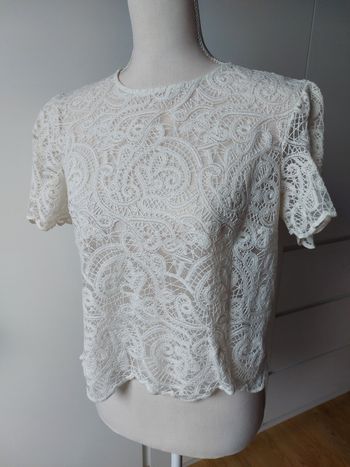 Très joli top en dentelle manches courtes