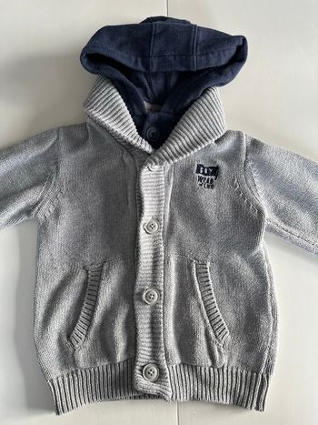 Gilet gris à boutonner et capuche 4 ans