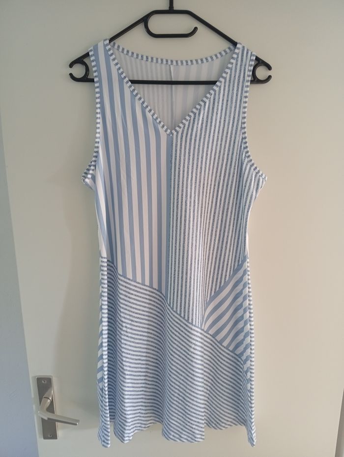 Robe sans manche neuve T44