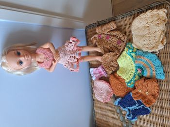 Poupée famosa Nancy (bras articulés) avec sa garde-robes