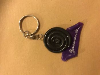 porte cle en  fimo reglisse noir violet gourmande