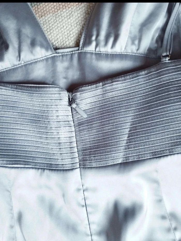 Robe  crayon empire  -  Satin  - gris  argenté - House  of  CB  - S=XS  actuel  - Neuve - photo numéro 10