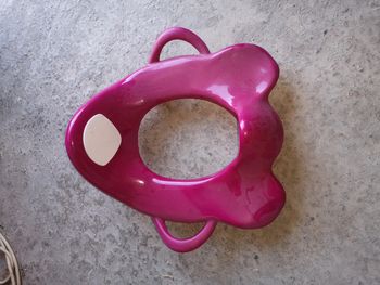 Réducteur toilettes fushia et blanc