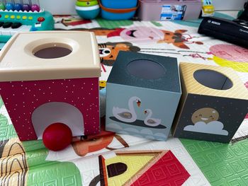 Lot de 3 cubes avec balle