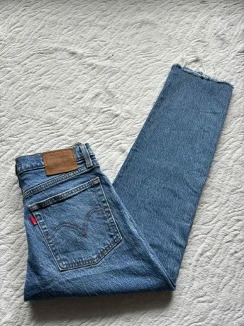 Jean Levi’s femme Wedgie Straight L28 36/38 S/M Premium Bleu taille haute 7/8 eme cropped effiloché