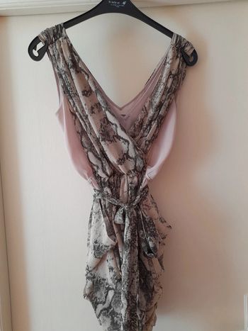 Robe courte sans manches