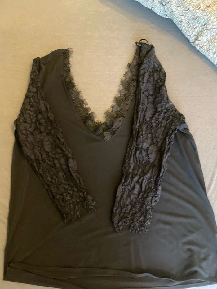 Top en dentelles noir - photo numéro 1