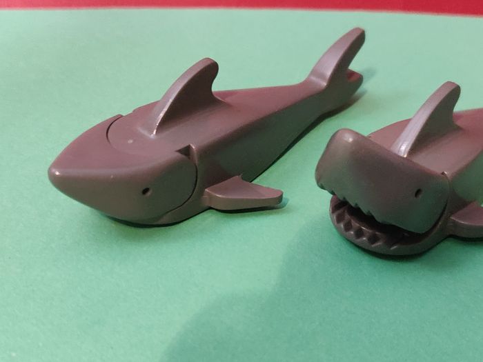 Lot 2 requins vintage gris Lego - en excellent état - vrai Lego - photo numéro 9