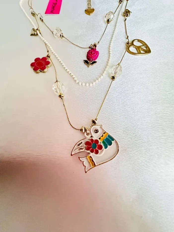 Vintage - Collier multirangs Betsey Johnson – Perles, fleurs, oiseau émaillé et charms dorés - photo numéro 7