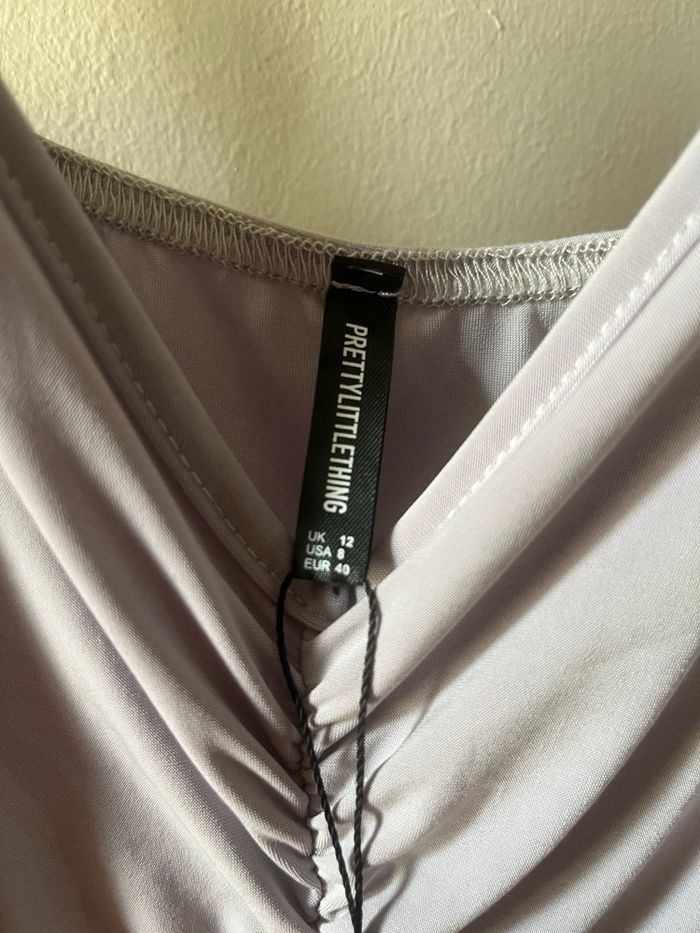 Robe satinée grise PrettyLittleThing neuve avec étiquette – Taille 40 Robe chic - photo numéro 3