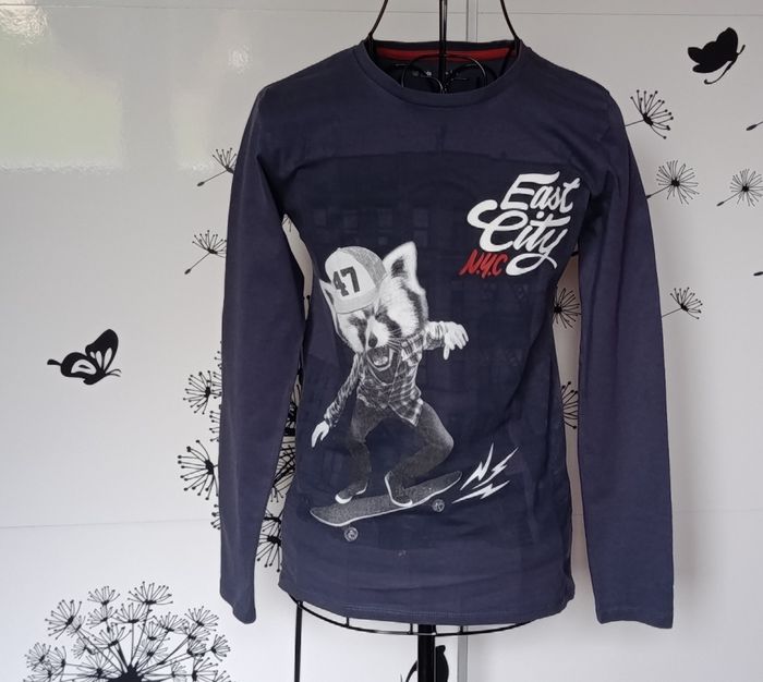 Très beau tee-shirt à manches longues de couleur bleu foncé. Taille 12 ans - photo numéro 2