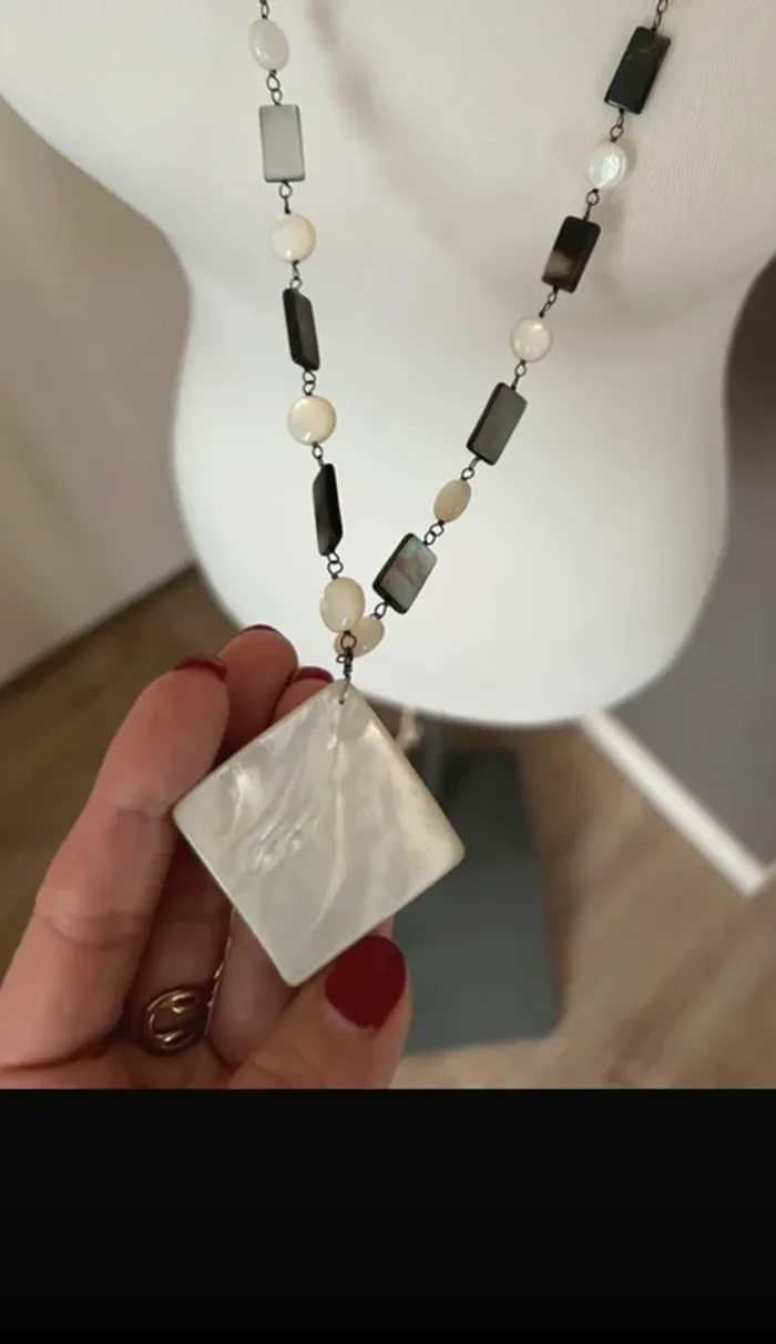Collier sautoir en perles de nacre