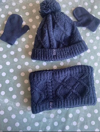 Lot bonnet à pompon tout de cou moufles 6 ans