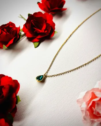 Collier en acier inoxydable doré – Pendentif poire vert émeraude style pierre taillée