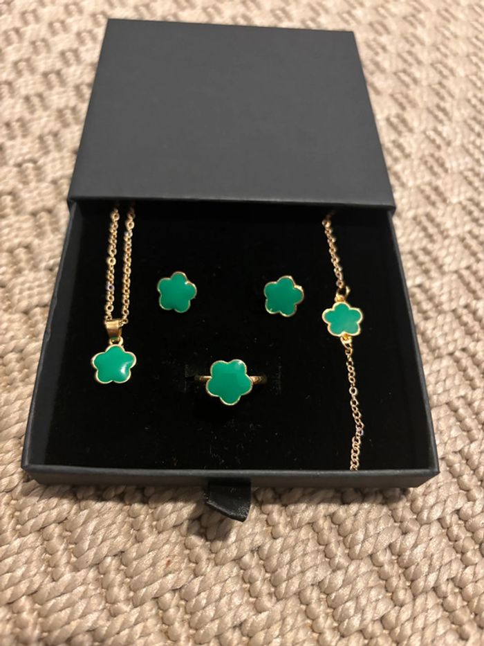 Coffret cadeau femme bijoux tendance parure fleur verte doré