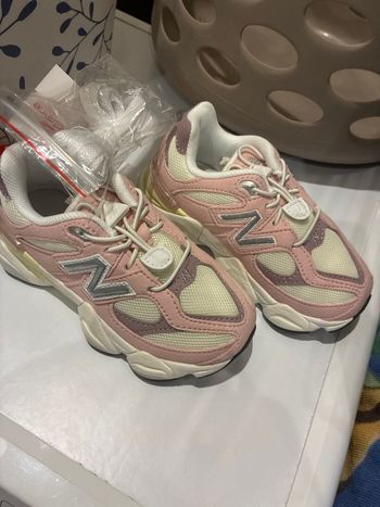 New balance 9060 taille 26 rose 